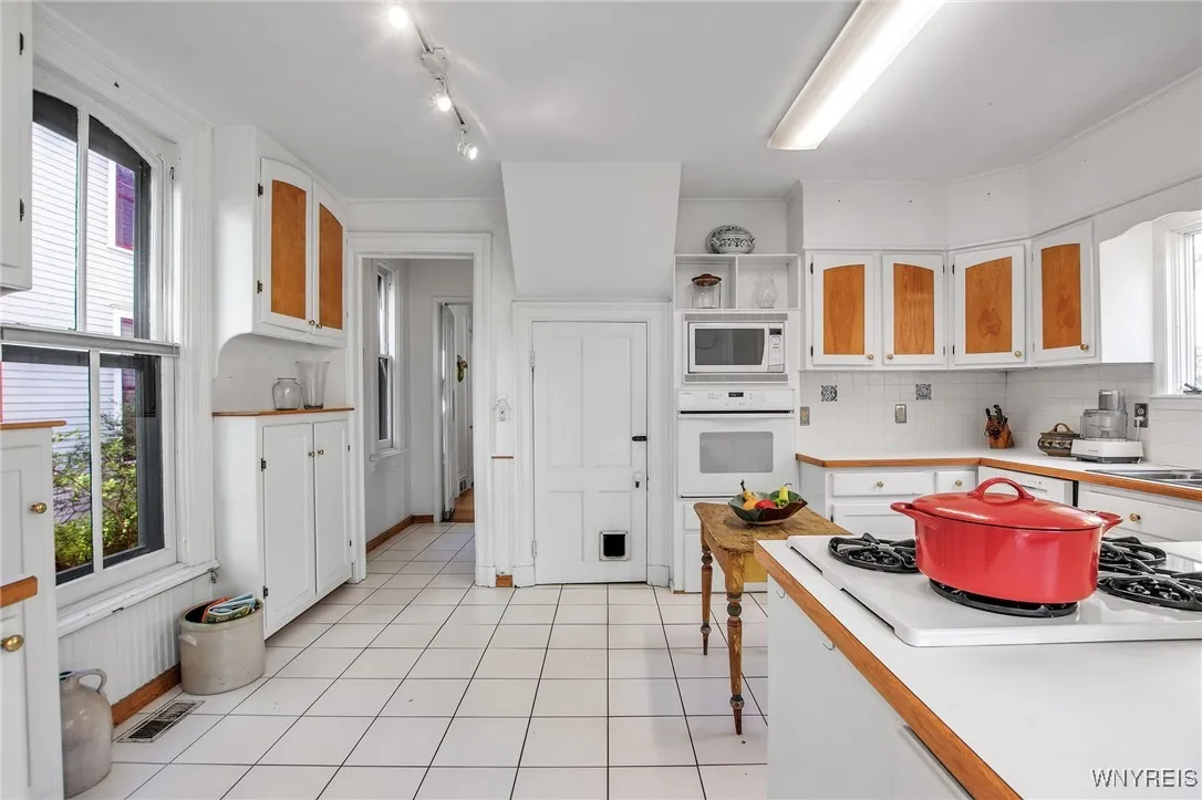 41 Irving Place, Buffalo, New York 14201, Buffalo, New York 14201, 4 Bedrooms Bedrooms, 9 Rooms Rooms,2 BathroomsBathrooms,Residential,For Sale,41 Irving Place, Buffalo, New York 14201,0,B1652336