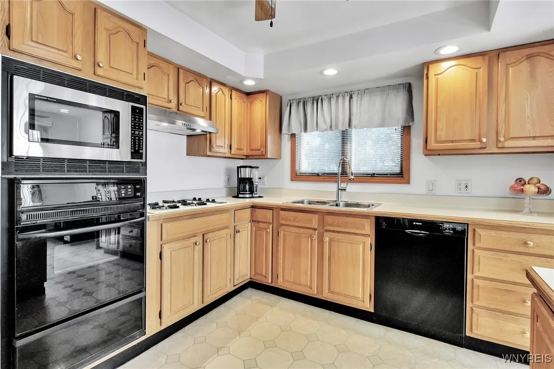 3976 Southwestern Boulevard, Orchard Park, New Yor, Orchard Park, New York 14127, 3 Bedrooms Bedrooms, 9 Rooms Rooms,2 BathroomsBathrooms,Residential,For Sale,3976 Southwestern Boulevard, Orchard Park, New Yor,0,B1652783