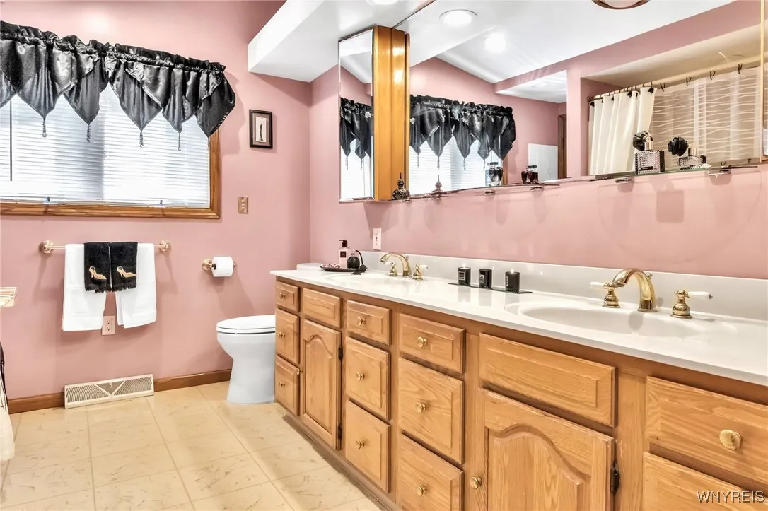 3976 Southwestern Boulevard, Orchard Park, New Yor, Orchard Park, New York 14127, 3 Bedrooms Bedrooms, 9 Rooms Rooms,2 BathroomsBathrooms,Residential,For Sale,3976 Southwestern Boulevard, Orchard Park, New Yor,0,B1652783