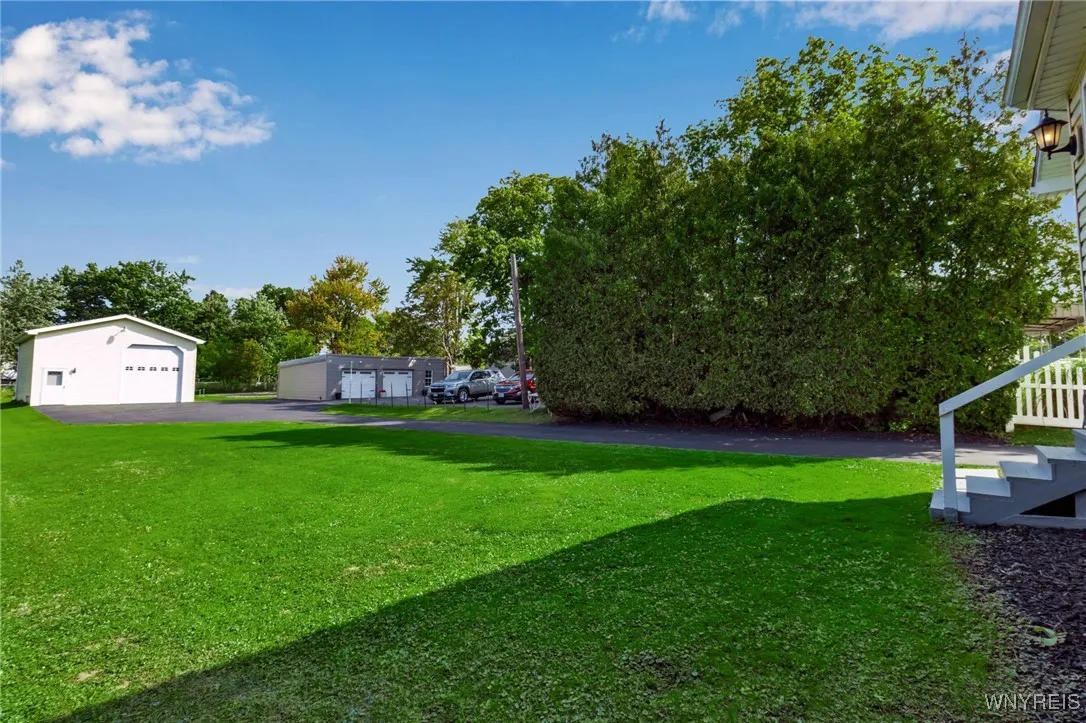 3976 Southwestern Boulevard, Orchard Park, New Yor, Orchard Park, New York 14127, 3 Bedrooms Bedrooms, 9 Rooms Rooms,2 BathroomsBathrooms,Residential,For Sale,3976 Southwestern Boulevard, Orchard Park, New Yor,0,B1652783