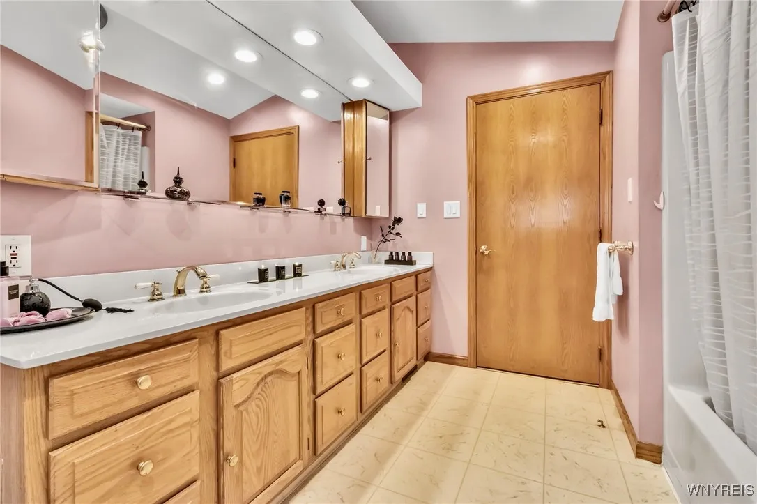 3976 Southwestern Boulevard, Orchard Park, New Yor, Orchard Park, New York 14127, 3 Bedrooms Bedrooms, 9 Rooms Rooms,2 BathroomsBathrooms,Residential,For Sale,3976 Southwestern Boulevard, Orchard Park, New Yor,0,B1652783
