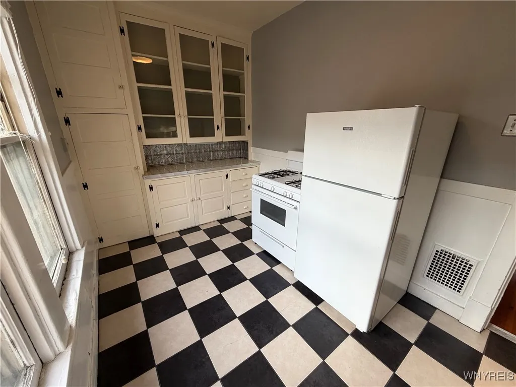 180 Richmond Avenue 2, Buffalo, New York 14222, Buffalo, New York 14222, 1 Bedroom Bedrooms, 4 Rooms Rooms,1 BathroomBathrooms,Residential Lease,Closed,180 Richmond Avenue 2, Buffalo, New York 14222,0,B1653293