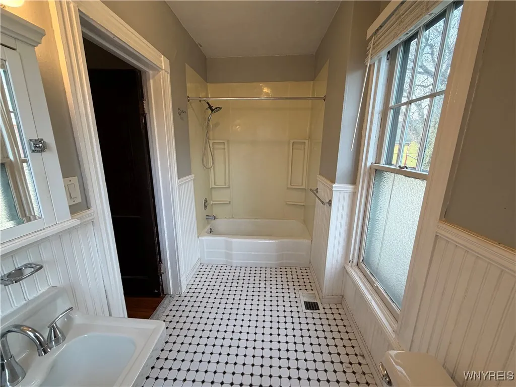 180 Richmond Avenue 2, Buffalo, New York 14222, Buffalo, New York 14222, 1 Bedroom Bedrooms, 4 Rooms Rooms,1 BathroomBathrooms,Residential Lease,Closed,180 Richmond Avenue 2, Buffalo, New York 14222,0,B1653293