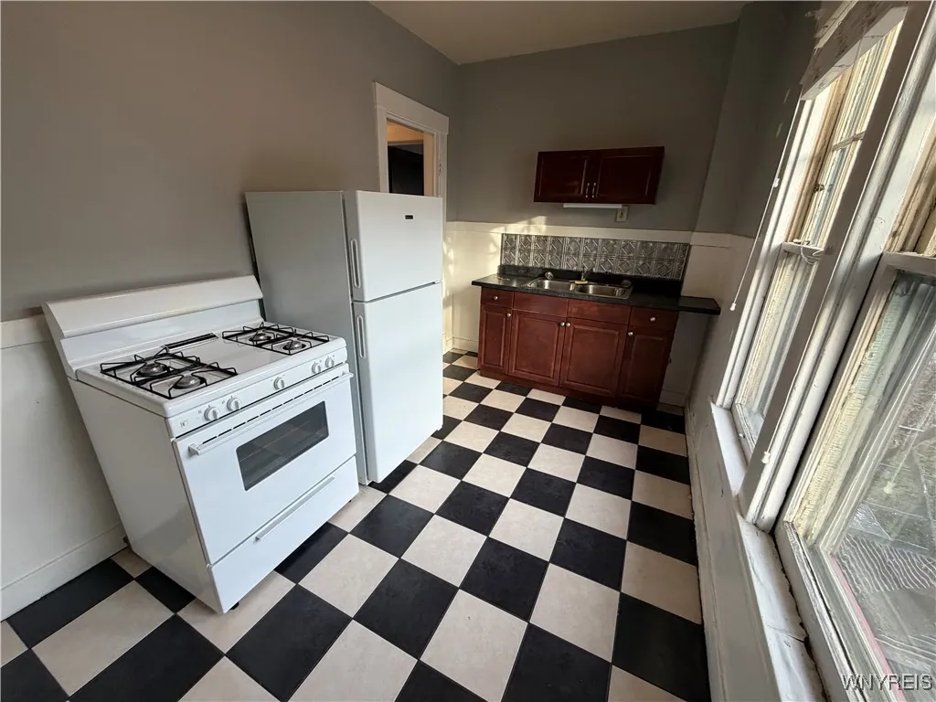 180 Richmond Avenue 2, Buffalo, New York 14222, Buffalo, New York 14222, 1 Bedroom Bedrooms, 4 Rooms Rooms,1 BathroomBathrooms,Residential Lease,Closed,180 Richmond Avenue 2, Buffalo, New York 14222,0,B1653293