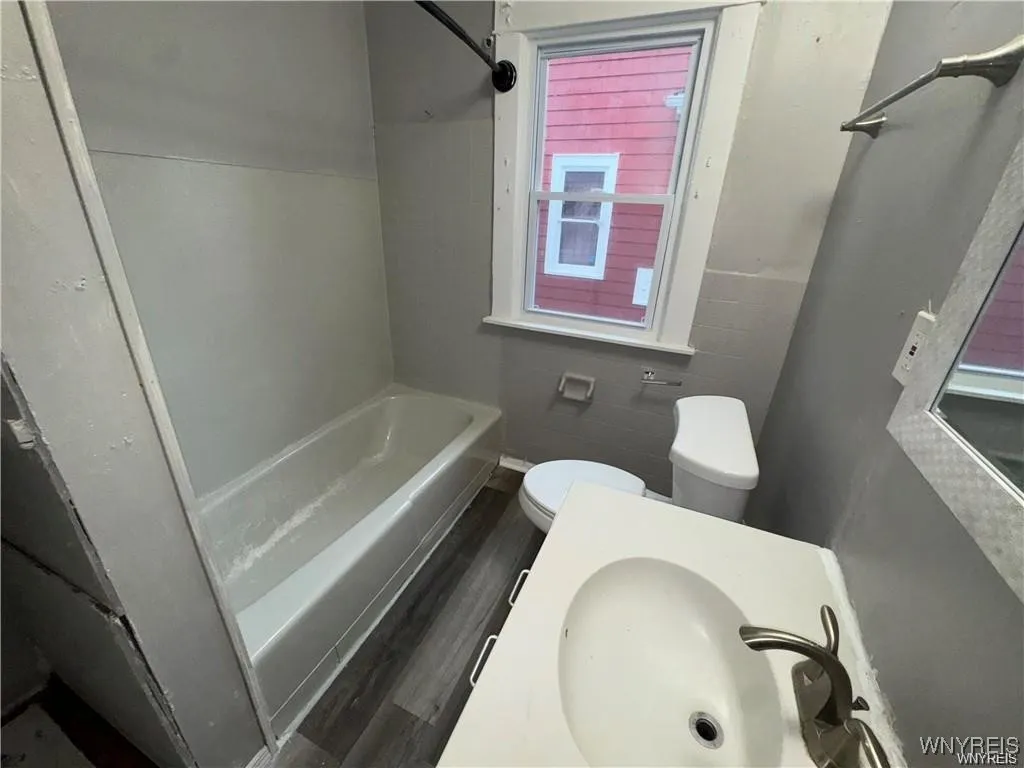 1825 Pierce Avenue 2, Niagara Falls, New York 1430, Niagara Falls, New York 14301, 6 Bedrooms Bedrooms, ,2 BathroomsBathrooms,Residential,For Sale,1825 Pierce Avenue 2, Niagara Falls, New York 1430,0,B1653363