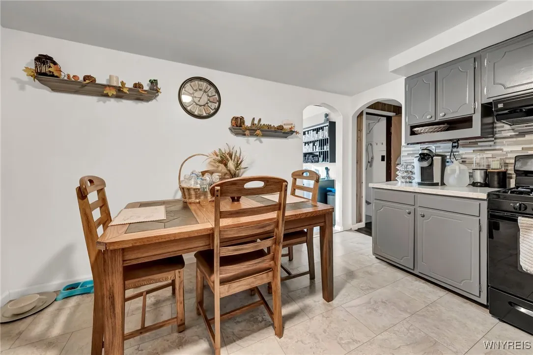 3958 Southwestern Boulevard, Orchard Park, New Yor, Orchard Park, New York 14127, 4 Bedrooms Bedrooms, 8 Rooms Rooms,2 BathroomsBathrooms,Residential,For Sale,3958 Southwestern Boulevard, Orchard Park, New Yor,0,B1654749