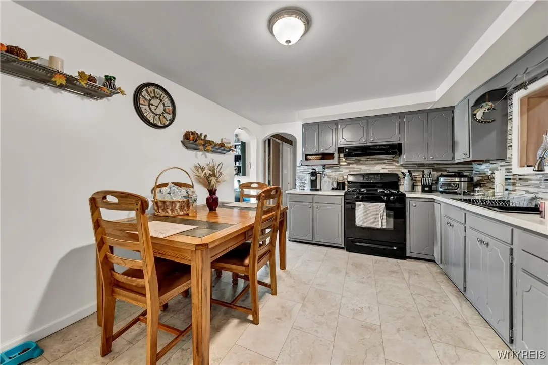 3958 Southwestern Boulevard, Orchard Park, New Yor, Orchard Park, New York 14127, 4 Bedrooms Bedrooms, 8 Rooms Rooms,2 BathroomsBathrooms,Residential,For Sale,3958 Southwestern Boulevard, Orchard Park, New Yor,0,B1654749