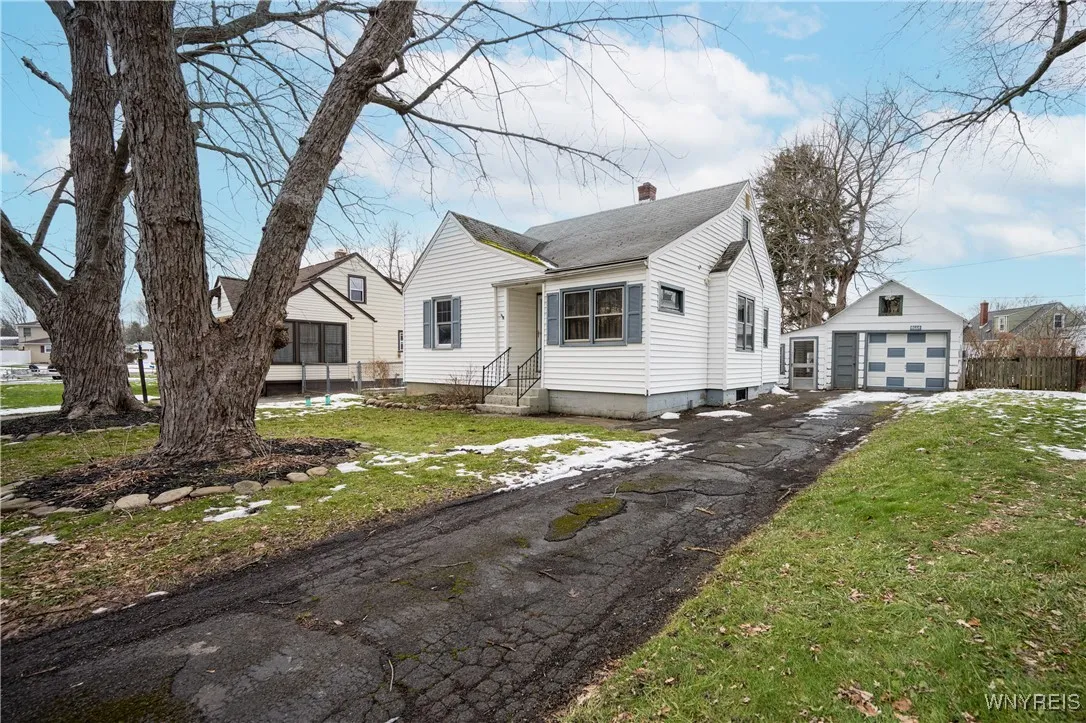 4664 Tomaka Drive, Hamburg, New York 14075, Hamburg, New York 14075, 4 Bedrooms Bedrooms, 6 Rooms Rooms,1 BathroomBathrooms,Residential,For Sale,4664 Tomaka Drive, Hamburg, New York 14075,0,B1655071