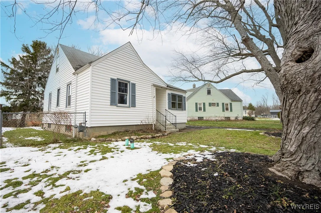 4664 Tomaka Drive, Hamburg, New York 14075, Hamburg, New York 14075, 4 Bedrooms Bedrooms, 6 Rooms Rooms,1 BathroomBathrooms,Residential,For Sale,4664 Tomaka Drive, Hamburg, New York 14075,0,B1655071