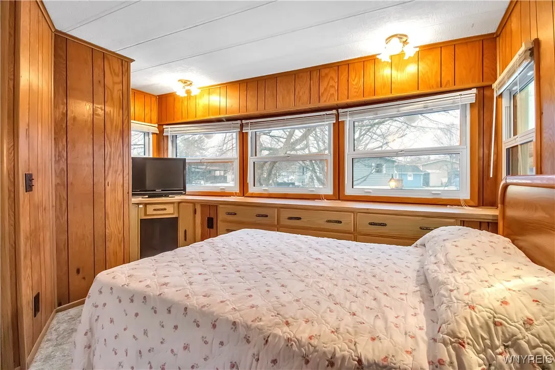 Bright windows w/mini blinds in carpeted Primary bedroom