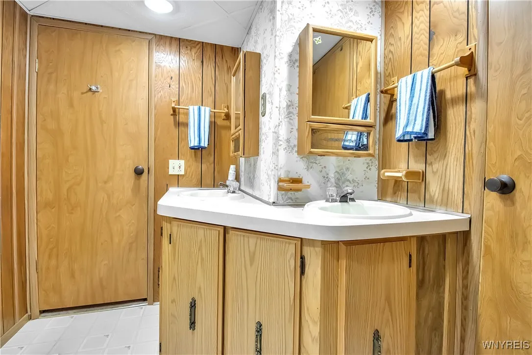 Full Bath :Spacious vanity with 2 sinks + 2 wall medicine cabinets
