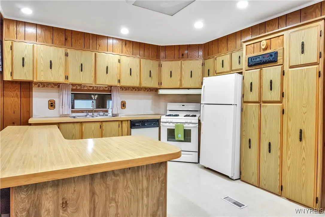 15x13 Kitchen has lots of storage cabinets, refrigerator + gas oven range