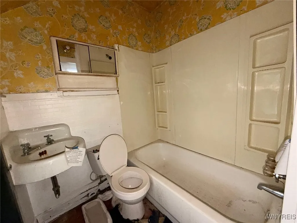 255 Orange Street, Buffalo, New York 14204, Buffalo, New York 14204, 4 Bedrooms Bedrooms, 11 Rooms Rooms,2 BathroomsBathrooms,Residential,For Sale,255 Orange Street, Buffalo, New York 14204,0,B1655688