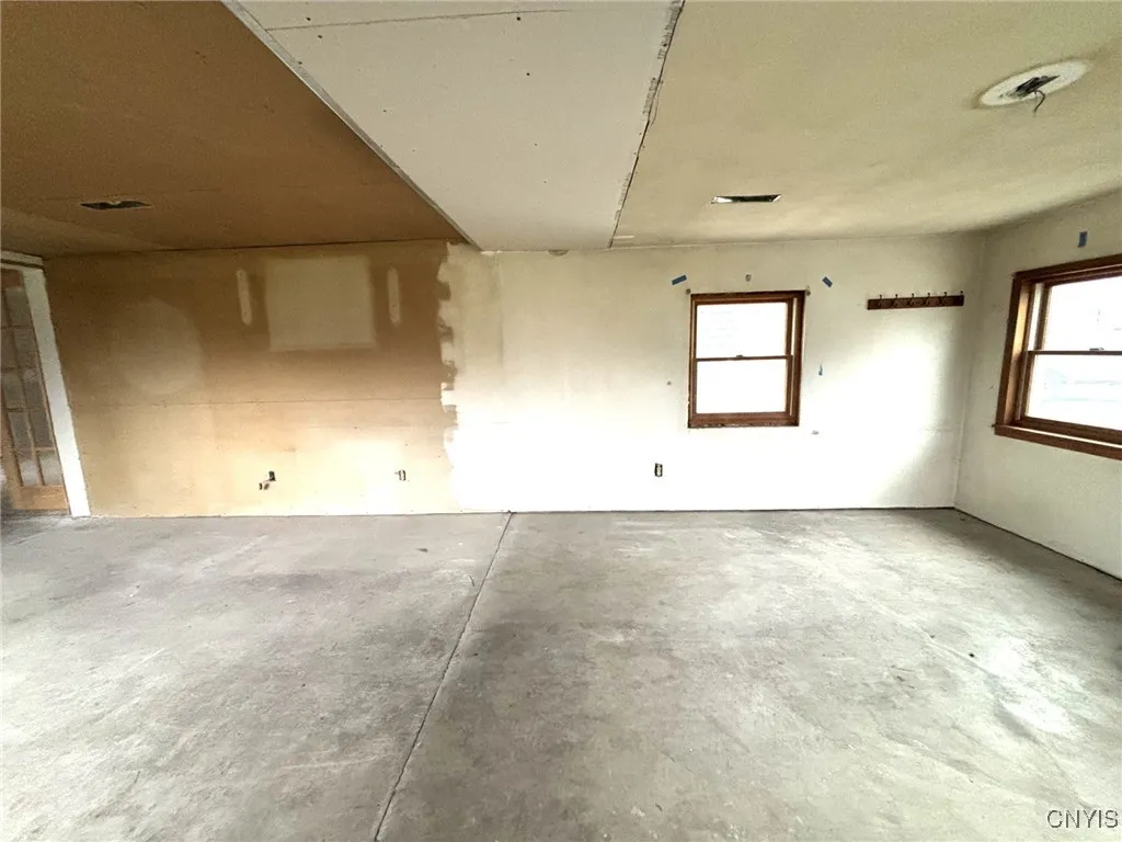 7458 Surbrook Road, Lysander, New York 13027, Lysander, New York 13027, 2 Bedrooms Bedrooms, 5 Rooms Rooms,1 BathroomBathrooms,Residential,For Sale,7458 Surbrook Road, Lysander, New York 13027,0,S1655787