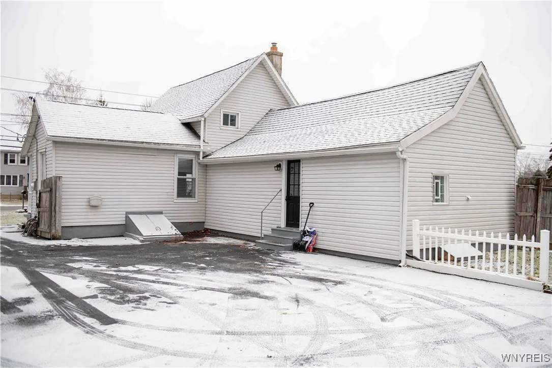 5300 Lake Avenue, Orchard Park, New York 14127, Orchard Park, New York 14127, 3 Bedrooms Bedrooms, 6 Rooms Rooms,1 BathroomBathrooms,Residential,For Sale,5300 Lake Avenue, Orchard Park, New York 14127,0,B1655870