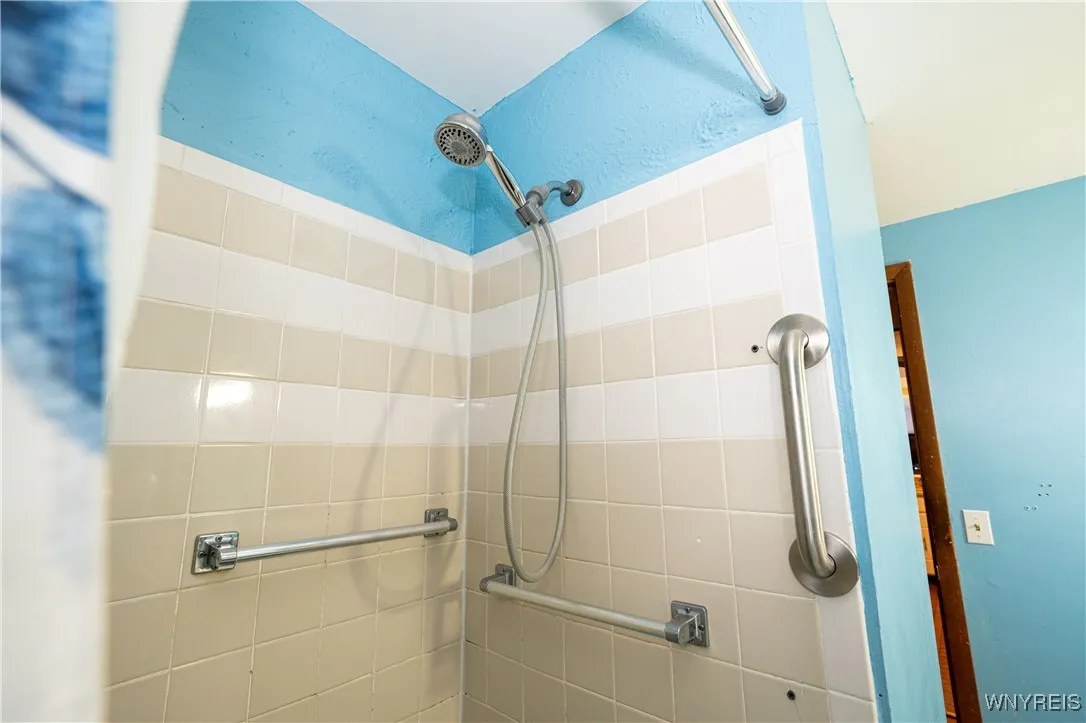 16 Oakwood Drive, Cheektowaga, New York 14227, Cheektowaga, New York 14227, 3 Bedrooms Bedrooms, 7 Rooms Rooms,1 BathroomBathrooms,Residential,For Sale,16 Oakwood Drive, Cheektowaga, New York 14227,0,B1654618