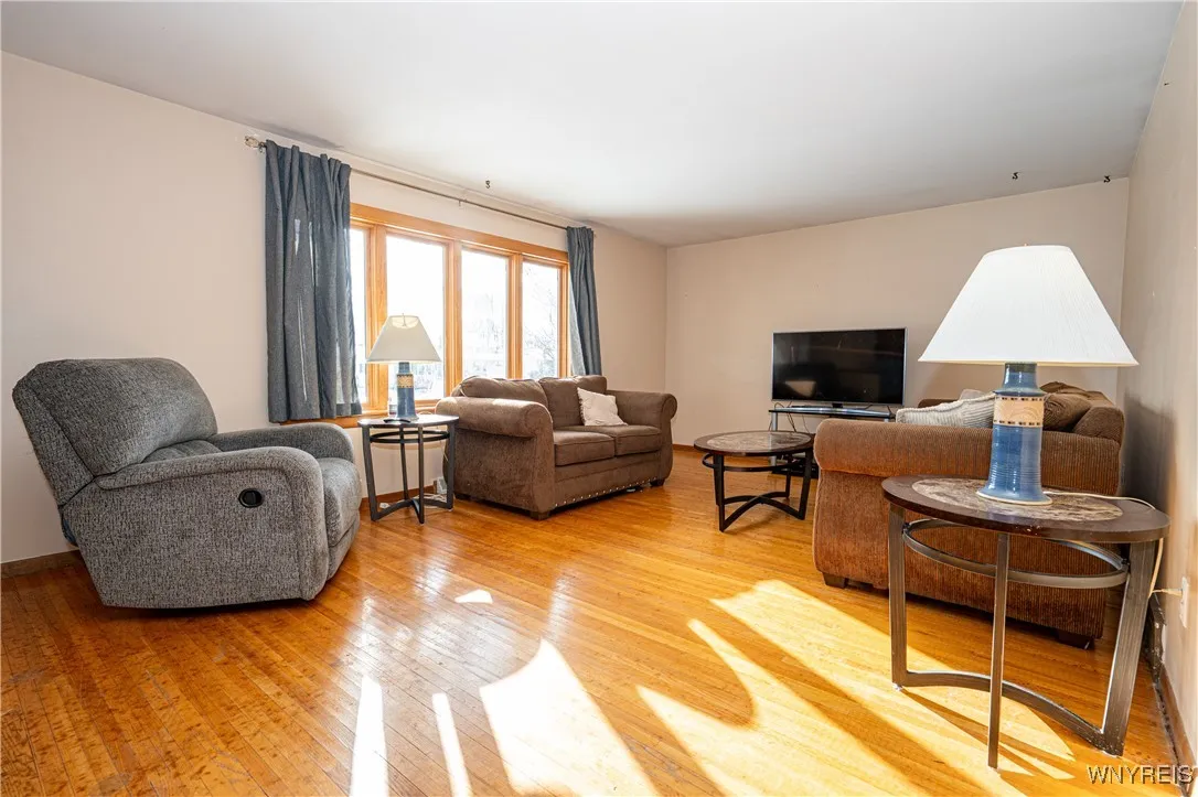 16 Oakwood Drive, Cheektowaga, New York 14227, Cheektowaga, New York 14227, 3 Bedrooms Bedrooms, 7 Rooms Rooms,1 BathroomBathrooms,Residential,For Sale,16 Oakwood Drive, Cheektowaga, New York 14227,0,B1654618