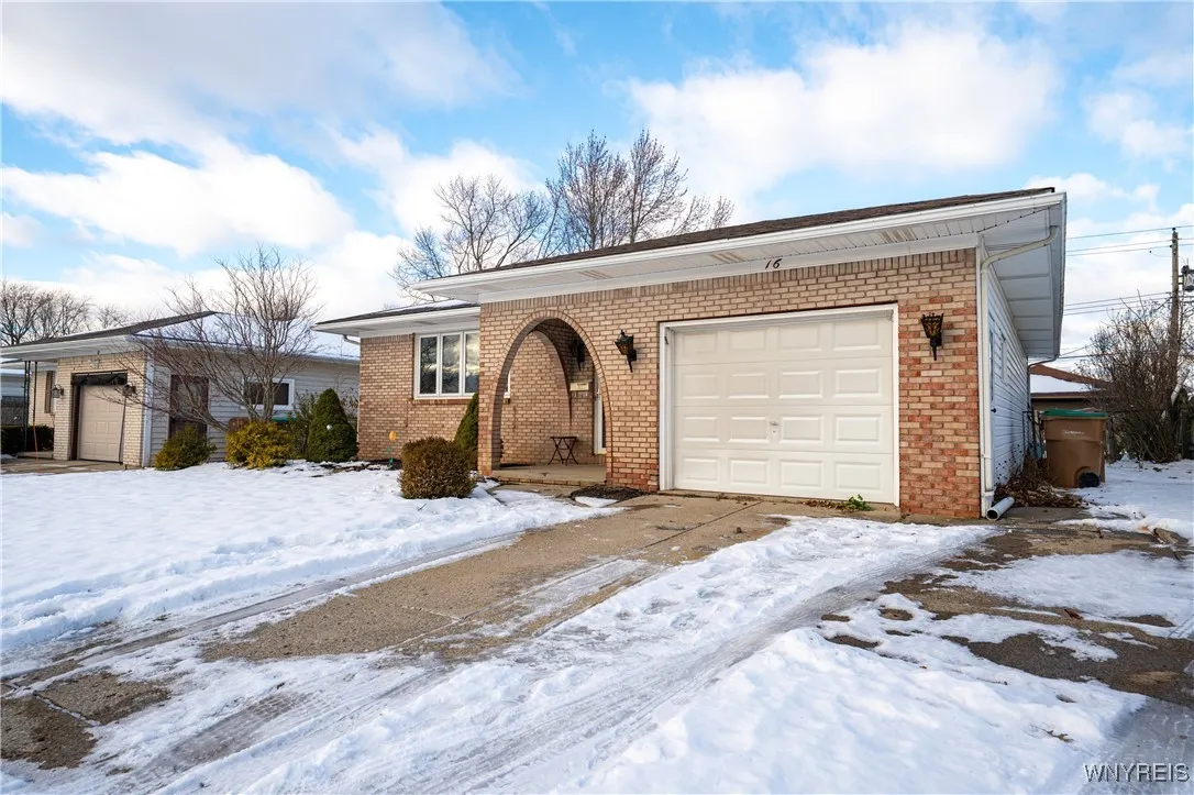 16 Oakwood Drive, Cheektowaga, New York 14227, Cheektowaga, New York 14227, 3 Bedrooms Bedrooms, 7 Rooms Rooms,1 BathroomBathrooms,Residential,For Sale,16 Oakwood Drive, Cheektowaga, New York 14227,0,B1654618