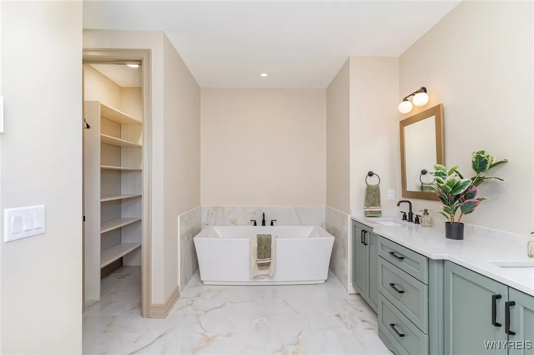 5211 Kandefer's Trail, Clarence, New York 14221, Clarence, New York 14221, 4 Bedrooms Bedrooms, 10 Rooms Rooms,3 BathroomsBathrooms,Residential,For Sale,5211 Kandefer's Trail, Clarence, New York 14221,0,B1656350