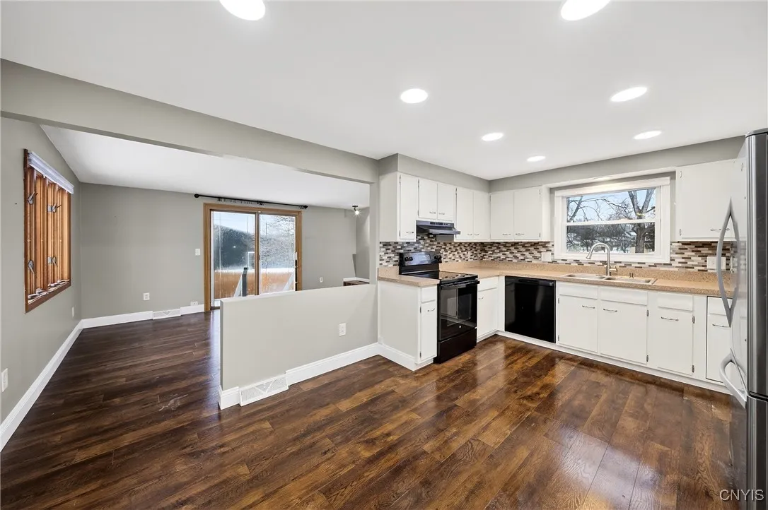 7939 Walnut Place, Clay, New York 13090, Clay, New York 13090, 3 Bedrooms Bedrooms, 8 Rooms Rooms,2 BathroomsBathrooms,Residential,Closed,7939 Walnut Place, Clay, New York 13090,0,S1656736