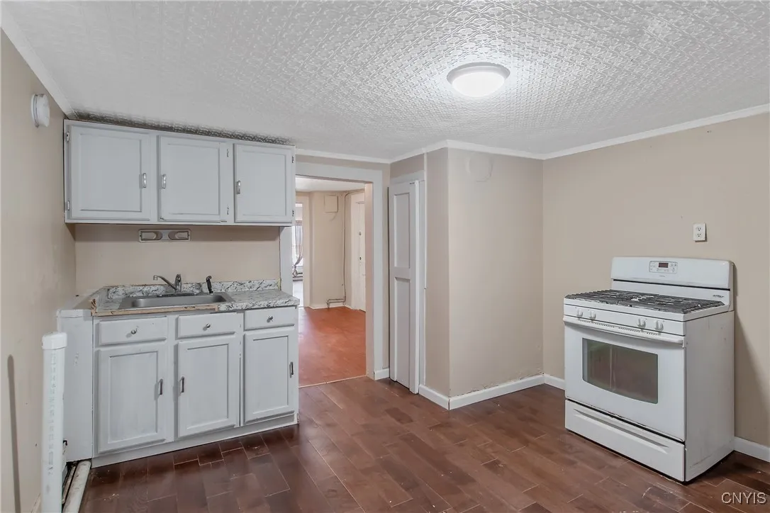 306 Shuart Avenue, Syracuse, New York 13203, Syracuse, New York 13203, 6 Bedroom Bedrooms, ,2 BathroomBathrooms,Residential,For Sale,306 Shuart Avenue, Syracuse, New York 13203,0,S1656253