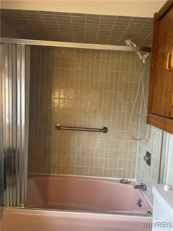 29 Lake Avenue, Hamburg, New York 14219, Hamburg, New York 14219, 1 Bedroom Bedrooms, 4 Rooms Rooms,1 BathroomBathrooms,Residential Lease,For Rent,29 Lake Avenue, Hamburg, New York 14219,0,B1657666