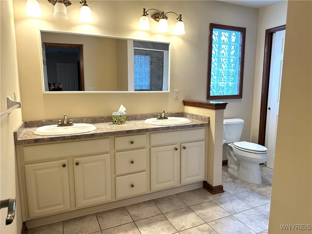 8047 Laurel Park Lane, Clarence, New York 14051, Clarence, New York 14051, 3 Bedrooms Bedrooms, 6 Rooms Rooms,2 BathroomsBathrooms,Residential Lease,For Rent,8047 Laurel Park Lane, Clarence, New York 14051,0,B1657949