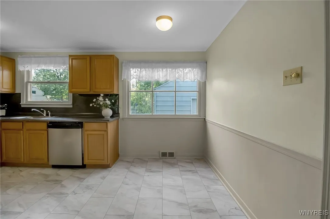 4160 Harlem Road, Amherst, New York 14226, Amherst, New York 14226, 3 Bedrooms Bedrooms, 9 Rooms Rooms,2 BathroomsBathrooms,Residential Lease,For Rent,4160 Harlem Road, Amherst, New York 14226,0,B1658601