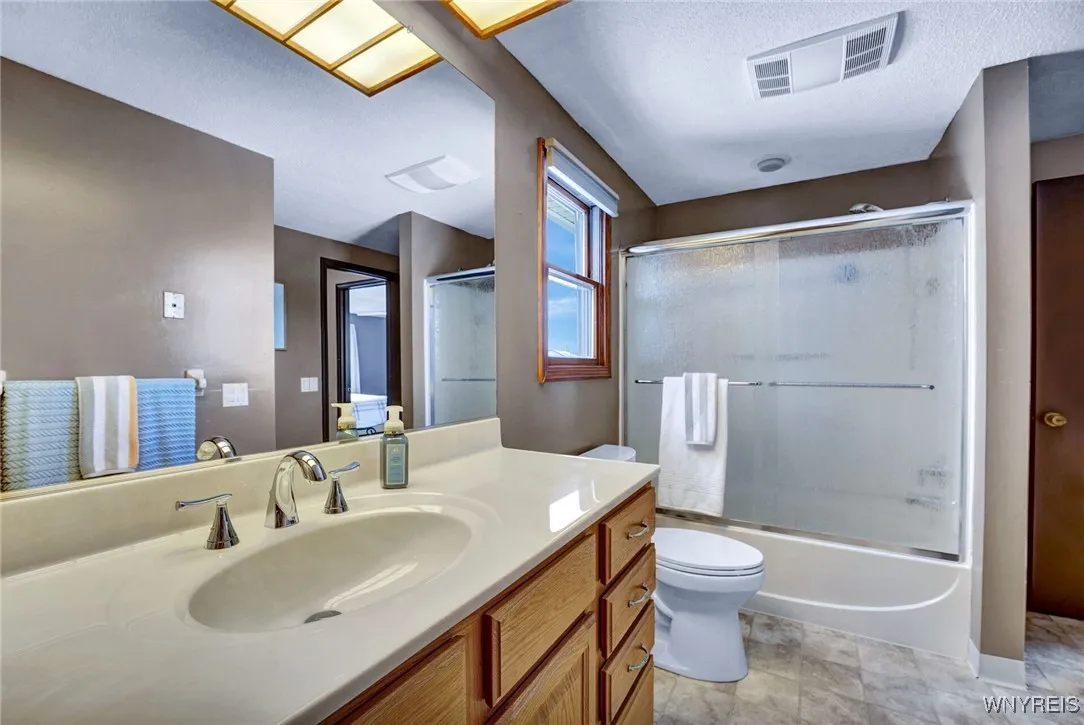 SECOND FLOOR FULL BATH