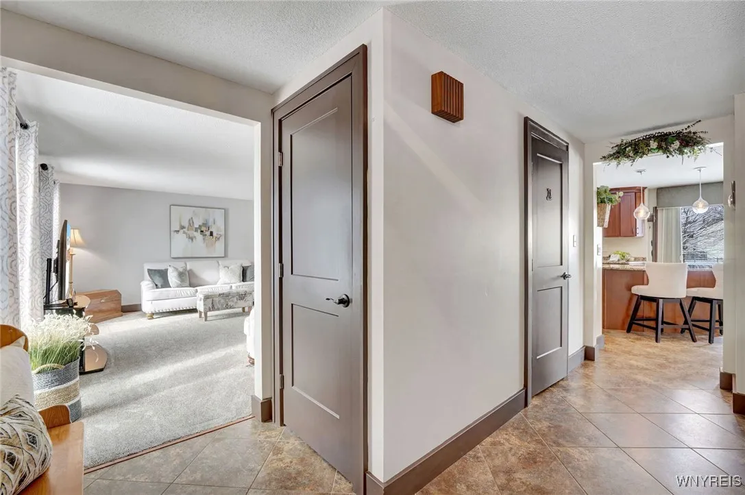 LARGE FRONT FOYER WITH CONVENIENT COAT CLOSET