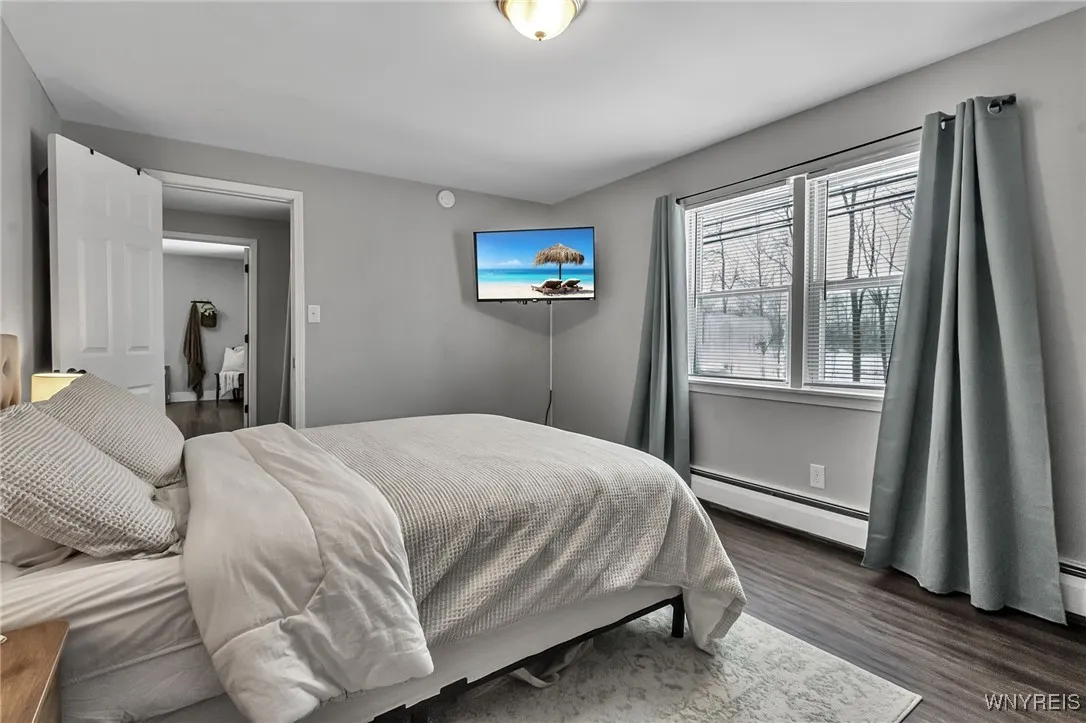 Upper Unit: Primary Bedroom