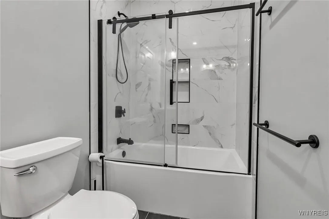 Lower Unit: Full Bath 1