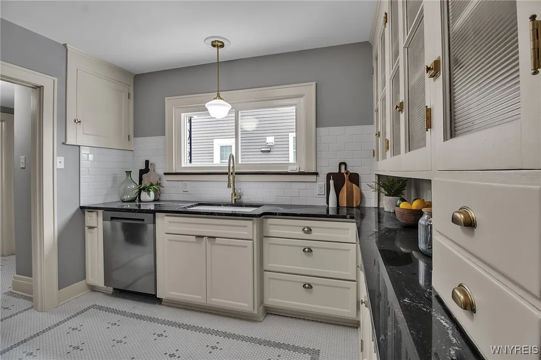 106 Winston Road, Buffalo, New York 14216, Buffalo, New York 14216, 4 Bedrooms Bedrooms, 13 Rooms Rooms,1 BathroomBathrooms,Residential,Closed,106 Winston Road, Buffalo, New York 14216,0,B1659409