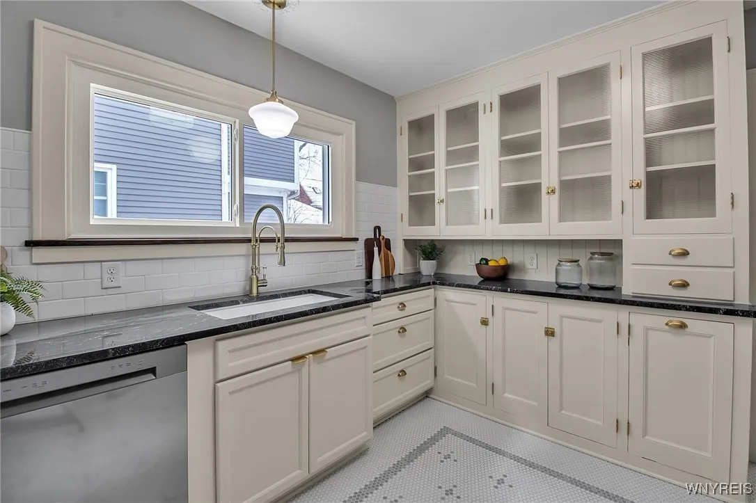 106 Winston Road, Buffalo, New York 14216, Buffalo, New York 14216, 4 Bedrooms Bedrooms, 13 Rooms Rooms,1 BathroomBathrooms,Residential,Closed,106 Winston Road, Buffalo, New York 14216,0,B1659409