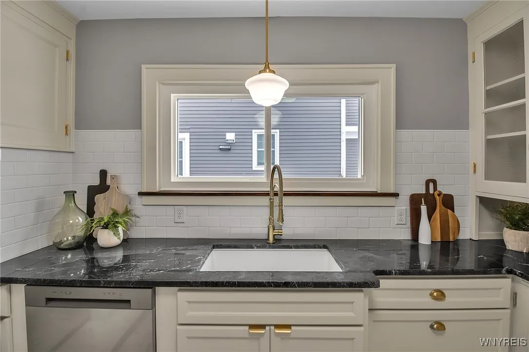 106 Winston Road, Buffalo, New York 14216, Buffalo, New York 14216, 4 Bedrooms Bedrooms, 13 Rooms Rooms,1 BathroomBathrooms,Residential,Closed,106 Winston Road, Buffalo, New York 14216,0,B1659409