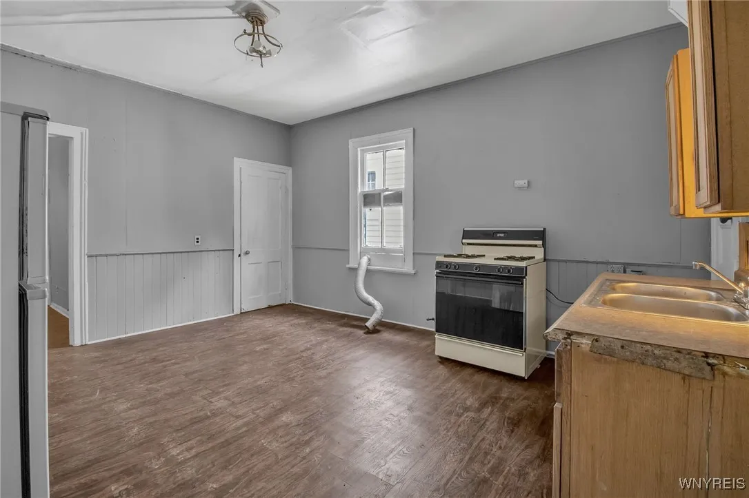 37 Pershing Avenue, Buffalo, New York 14211, Buffalo, New York 14211, 5 Bedrooms Bedrooms, ,3 BathroomsBathrooms,Residential,Closed,37 Pershing Avenue, Buffalo, New York 14211,0,B1659475