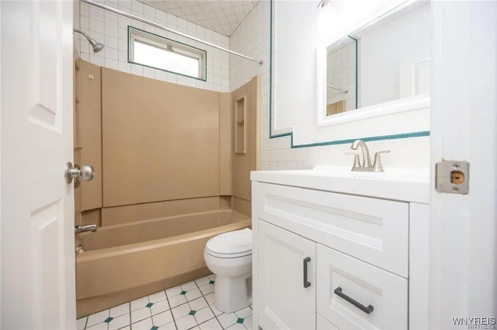 114 Ashland Avenue, Buffalo, New York 14222, Buffalo, New York 14222, 3 Bedrooms Bedrooms, 6 Rooms Rooms,2 BathroomsBathrooms,Residential Lease,Closed,114 Ashland Avenue, Buffalo, New York 14222,0,B1659557