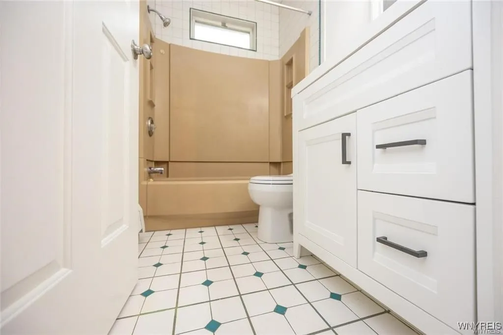 114 Ashland Avenue, Buffalo, New York 14222, Buffalo, New York 14222, 3 Bedrooms Bedrooms, 6 Rooms Rooms,2 BathroomsBathrooms,Residential Lease,Closed,114 Ashland Avenue, Buffalo, New York 14222,0,B1659557