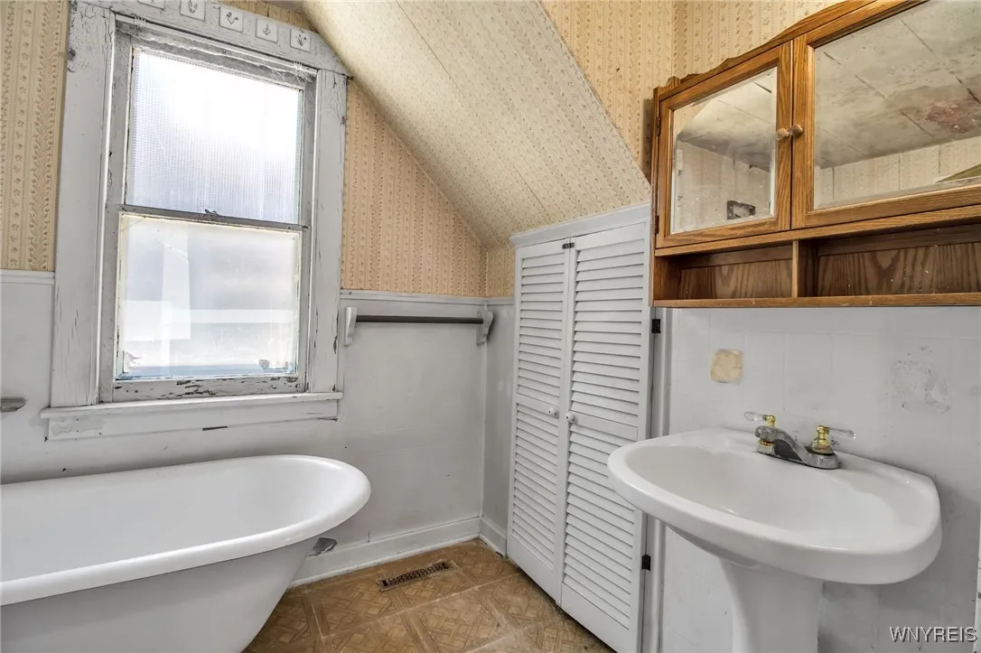 31 North Ellicott Street, Amherst, New York 14221, Amherst, New York 14221, 2 Bedrooms Bedrooms, 6 Rooms Rooms,1 BathroomBathrooms,Residential,Closed,31 North Ellicott Street, Amherst, New York 14221,0,B1660671