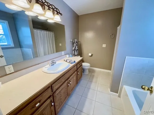 Primary full bath w/ separate shower & tub