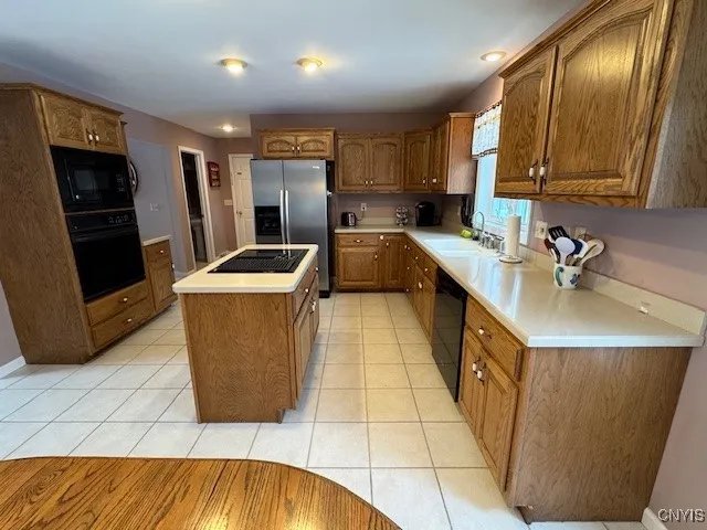 Large eat in kitchen w/ custom cabinetry
