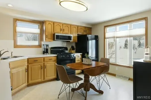 4753 East Highland Parkway, Hamburg, New York 1421, Hamburg, New York 14219, 2 Bedrooms Bedrooms, 6 Rooms Rooms,2 BathroomsBathrooms,Residential,Closed,4753 East Highland Parkway, Hamburg, New York 1421,0,B1660750