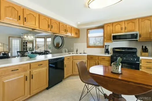 4753 East Highland Parkway, Hamburg, New York 1421, Hamburg, New York 14219, 2 Bedrooms Bedrooms, 6 Rooms Rooms,2 BathroomsBathrooms,Residential,Closed,4753 East Highland Parkway, Hamburg, New York 1421,0,B1660750