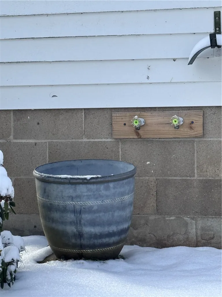 Hot & cold outside spickets