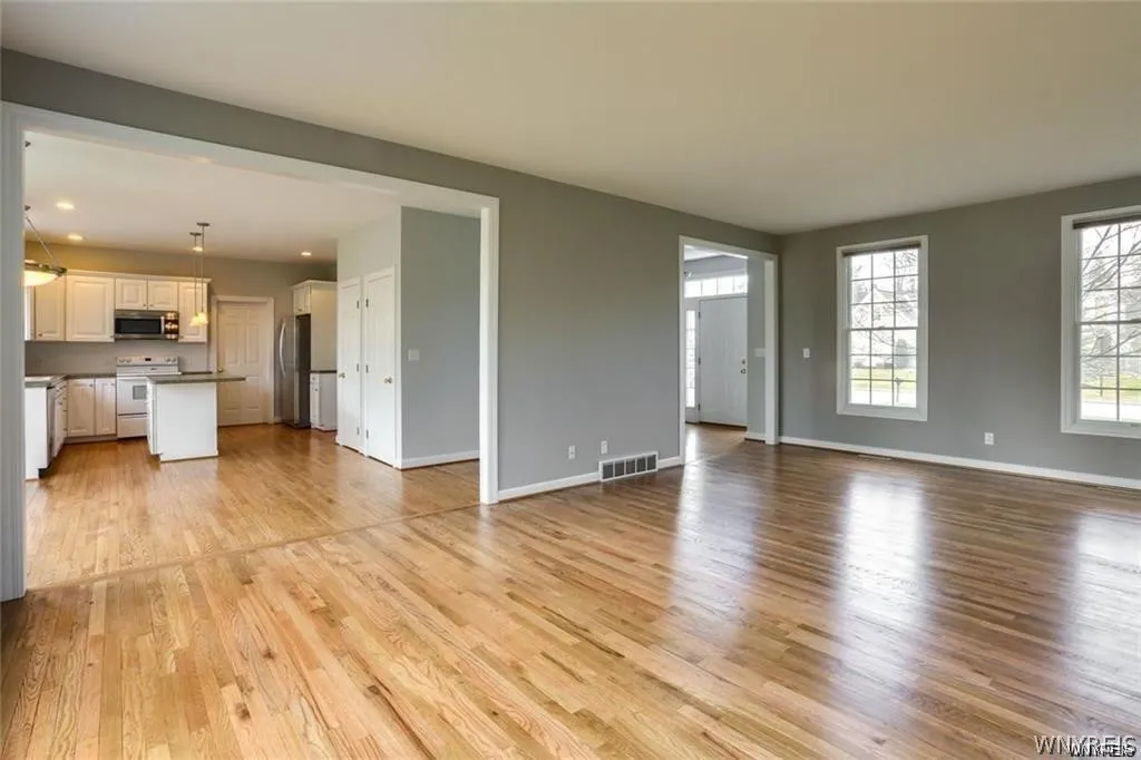 5558 Marthas Vineyard, Clarence, New York 14032, Clarence, New York 14032, 4 Bedrooms Bedrooms, 8 Rooms Rooms,2 BathroomsBathrooms,Residential Lease,For Rent,5558 Marthas Vineyard, Clarence, New York 14032,0,B1661608