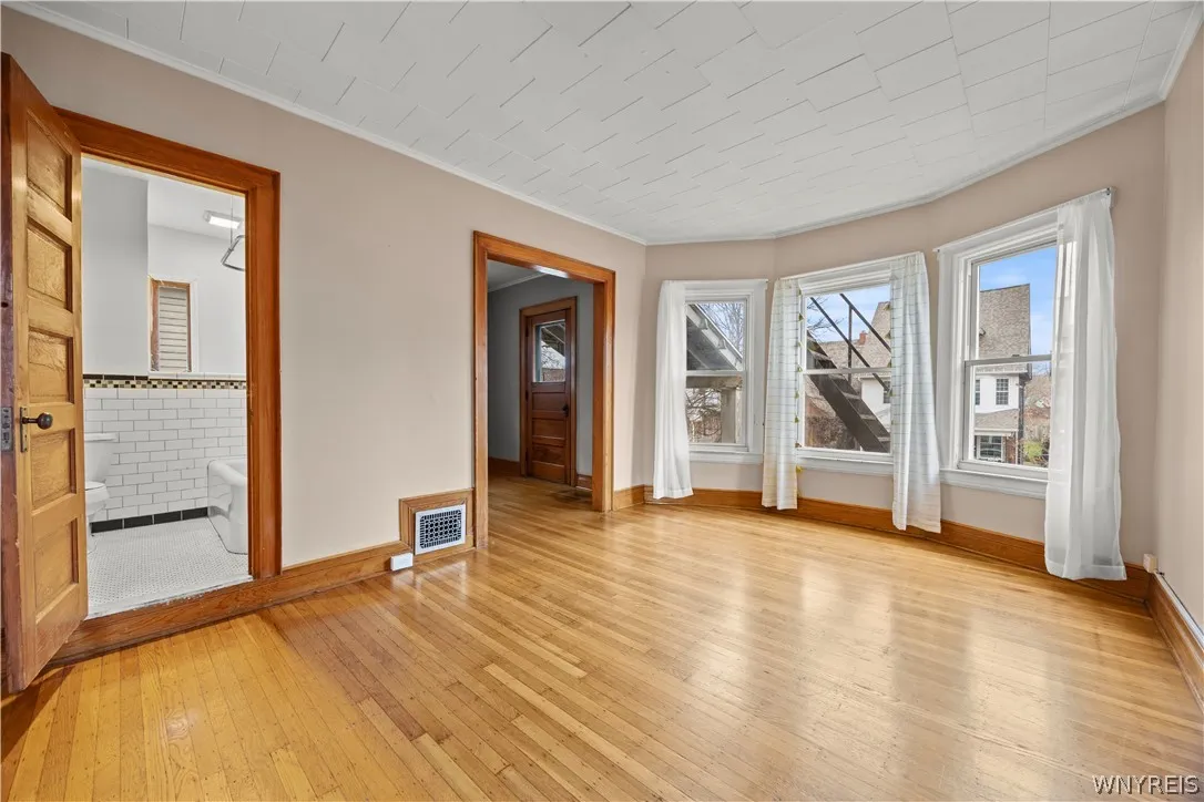 411 Breckenridge Street Upper, Buffalo, New York 1, Buffalo, New York 14213, 1 Bedroom Bedrooms, 5 Rooms Rooms,1 BathroomBathrooms,Residential Lease,For Rent,411 Breckenridge Street Upper, Buffalo, New York 1,0,B1661722