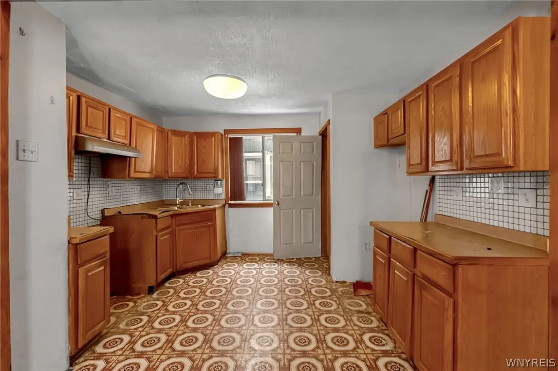 107 Ullman Street, Buffalo, New York 14207, Buffalo, New York 14207, 4 Bedrooms Bedrooms, 10 Rooms Rooms,2 BathroomsBathrooms,Residential,Closed,107 Ullman Street, Buffalo, New York 14207,0,B1661993