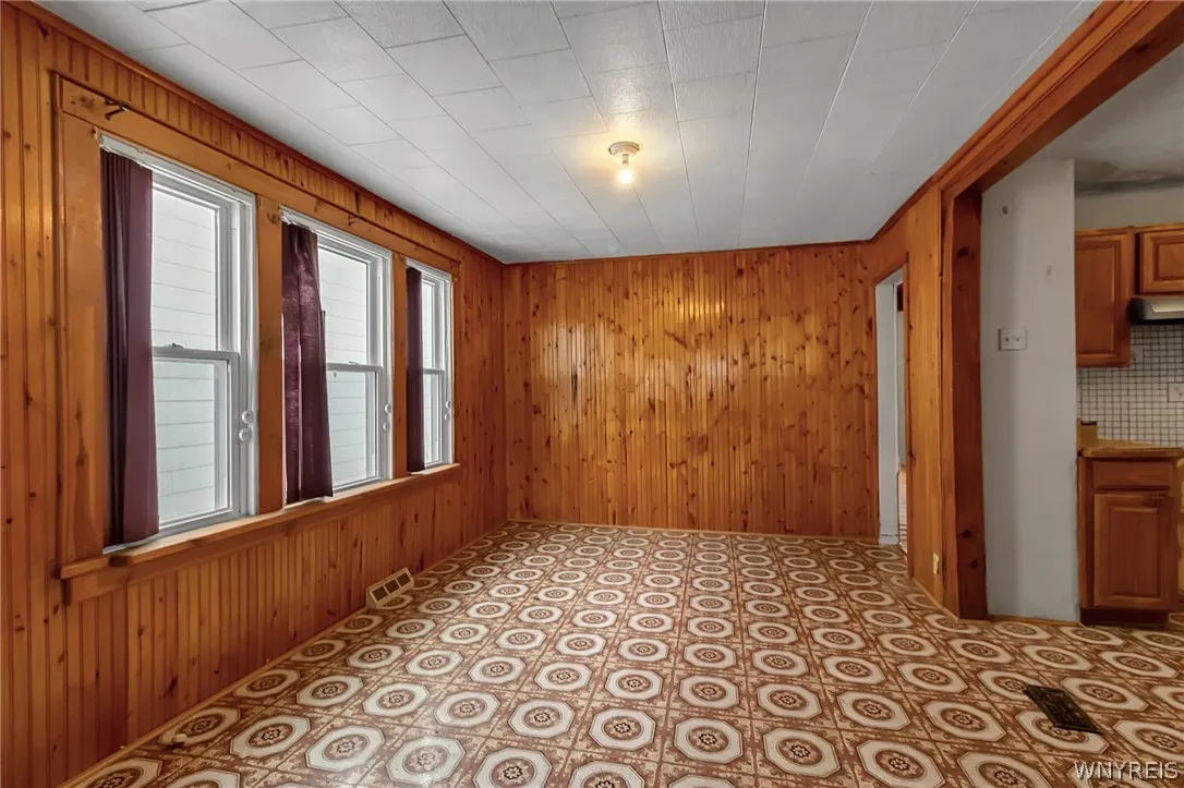 107 Ullman Street, Buffalo, New York 14207, Buffalo, New York 14207, 4 Bedrooms Bedrooms, 10 Rooms Rooms,2 BathroomsBathrooms,Residential,Closed,107 Ullman Street, Buffalo, New York 14207,0,B1661993