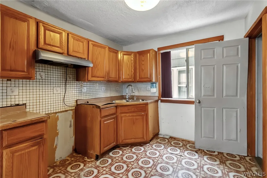 107 Ullman Street, Buffalo, New York 14207, Buffalo, New York 14207, 4 Bedrooms Bedrooms, 10 Rooms Rooms,2 BathroomsBathrooms,Residential,Closed,107 Ullman Street, Buffalo, New York 14207,0,B1661993