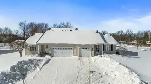 4753 East Highland Parkway, Hamburg, New York 1421, Hamburg, New York 14219, 2 Bedrooms Bedrooms, 6 Rooms Rooms,2 BathroomsBathrooms,Residential,For Sale,4753 East Highland Parkway, Hamburg, New York 1421,0,B1662644